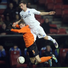 Sölvi Ottesen flyver over Rasmus Nielsen